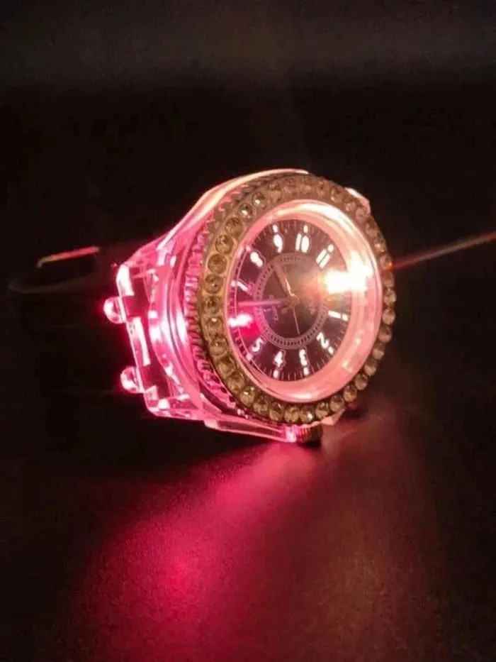 Montre noire lumineuse, style casino - photo numéro 7
