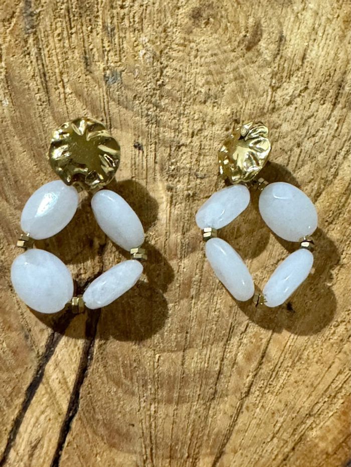 Boucle d’oreille mile Mila perles blanches et acier inoxydable or