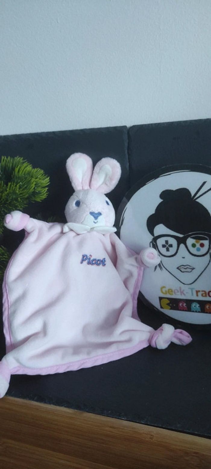 doudou lapin picot rose bleu blanc collerette noeud carré