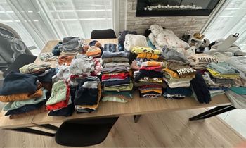Lots d’habits pour bébé garçon.