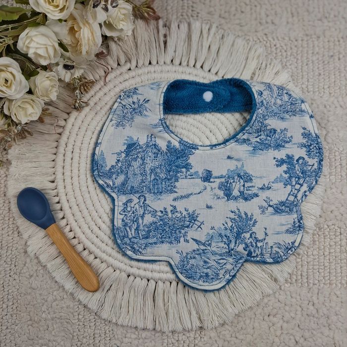 Bavoir forme fleur motif toile de jouy