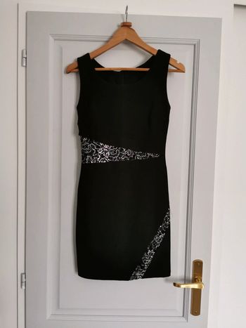 Robe courte noire et brillant