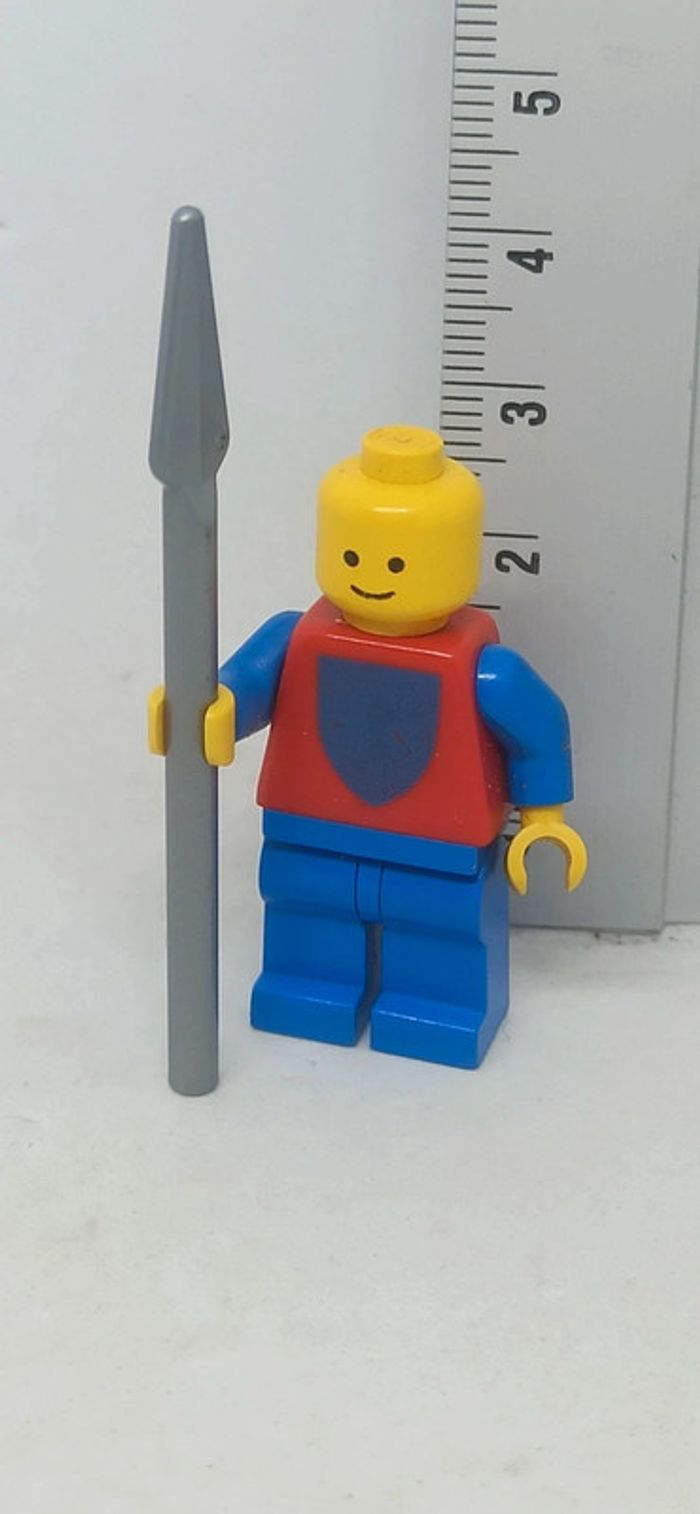 Chevalier lego avec pantalon bleu