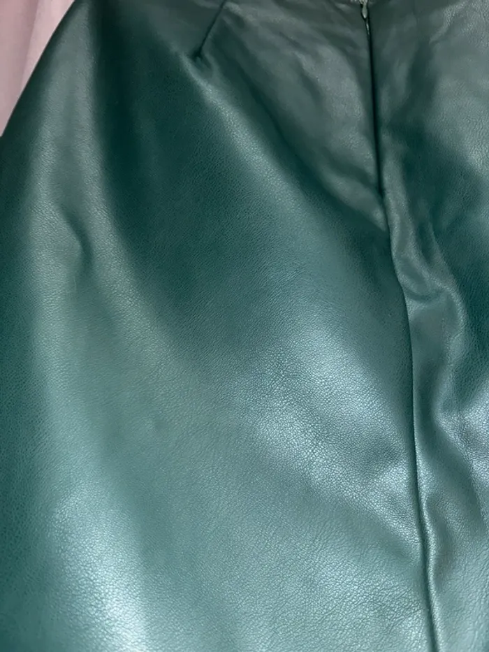 Jupe imitation cuir vert sapin, jupe courte taille L - photo numéro 5