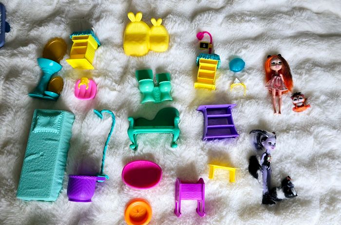 Lot de meubles pour poupées enchnatimals et 2 poupées enchnatimas avec leur animal en très bon état