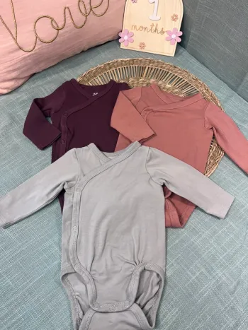 Lot 3 bodies taille 1-2 mois 56 cm