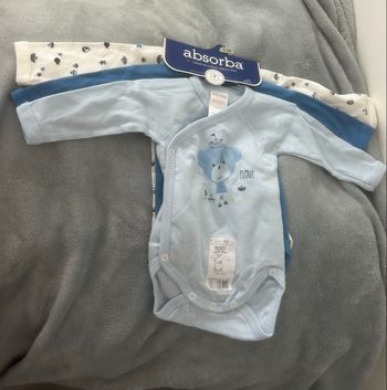 Lot de 3 bodies  1 mois garçon neuf étiqueté 