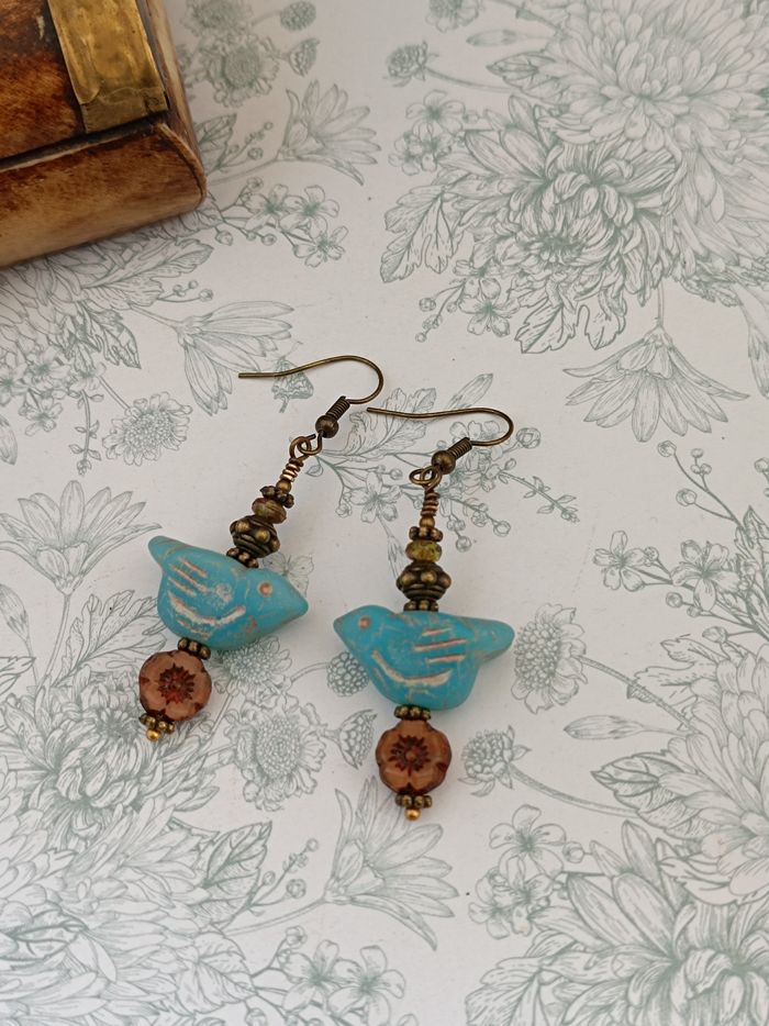 Boucles d’oreilles bohème poétique oiseau bleu ciel & fleur ambrée
- photo numéro 1