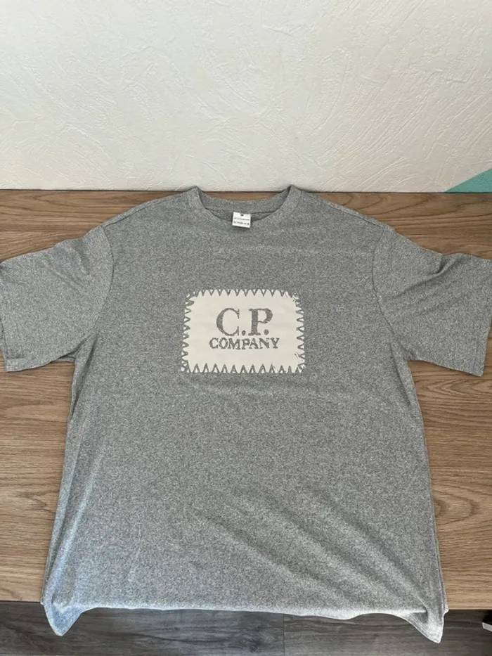 T-shirt gris imprimé tendance - photo numéro 3