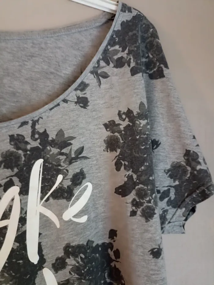 T-shirt neuf taille 44/46 - photo numéro 2