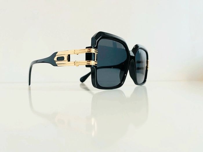 Nouveauté lunette de soleil femme noire carrée bras dorés uvprotection catégorie 3 - photo numéro 2