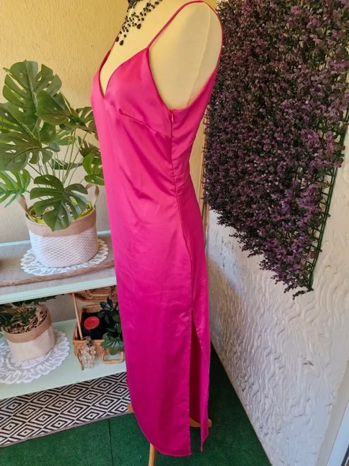 🌸 Robe longue effet satiné fuchsia 🎀 - photo numéro 3