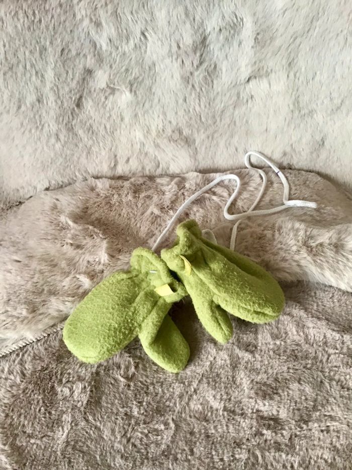 Paire de mouffles molletonnés taille 6 mois couleur anis (0124)