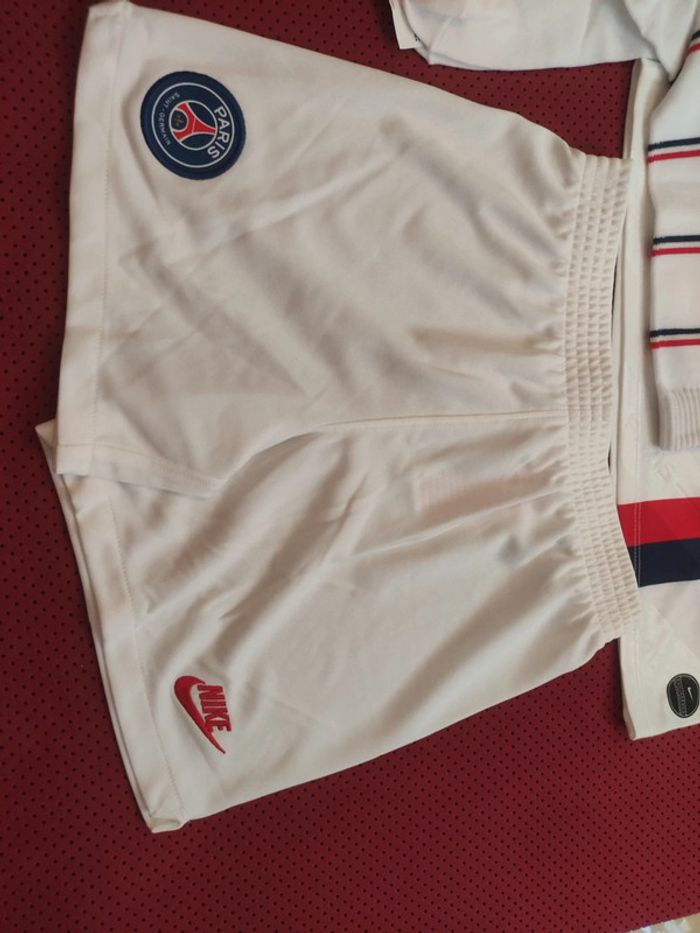 Tenue de foot PSG, Nike Authentique Officiel taille enfant 5/6 ans, Neuf - photo numéro 6