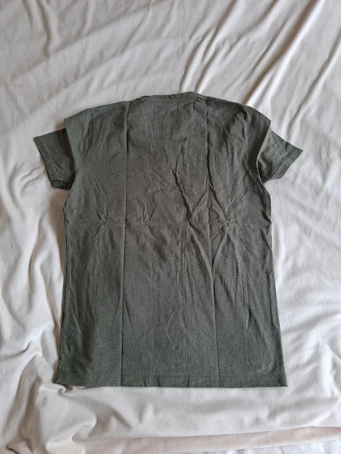 t-shirt garçon gris/vert, taille XS, marque Hollister, écriture sur le devant, en très bon état - photo numéro 4