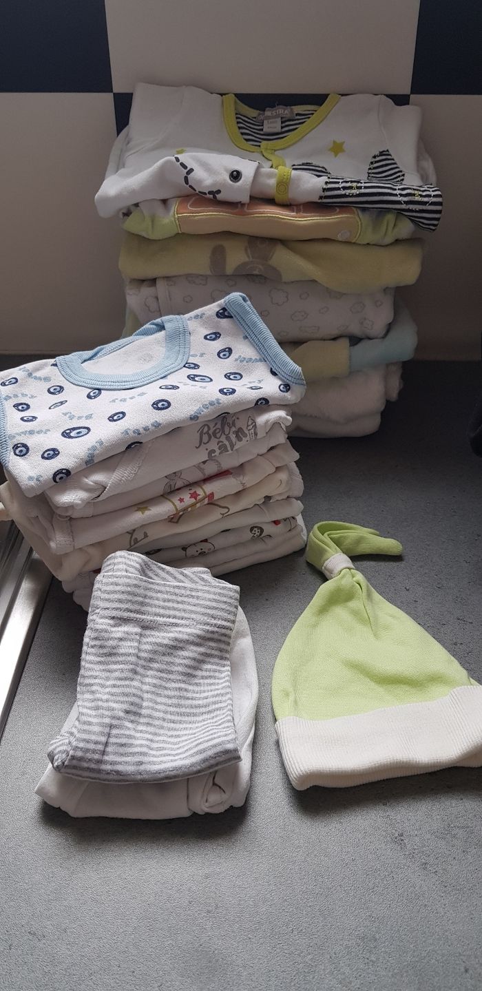 Lot 1 mois garçon + quelques bodys naissance
