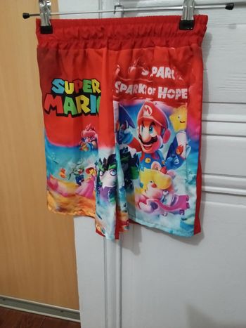 Bermuda super Mario rouge et multicolore