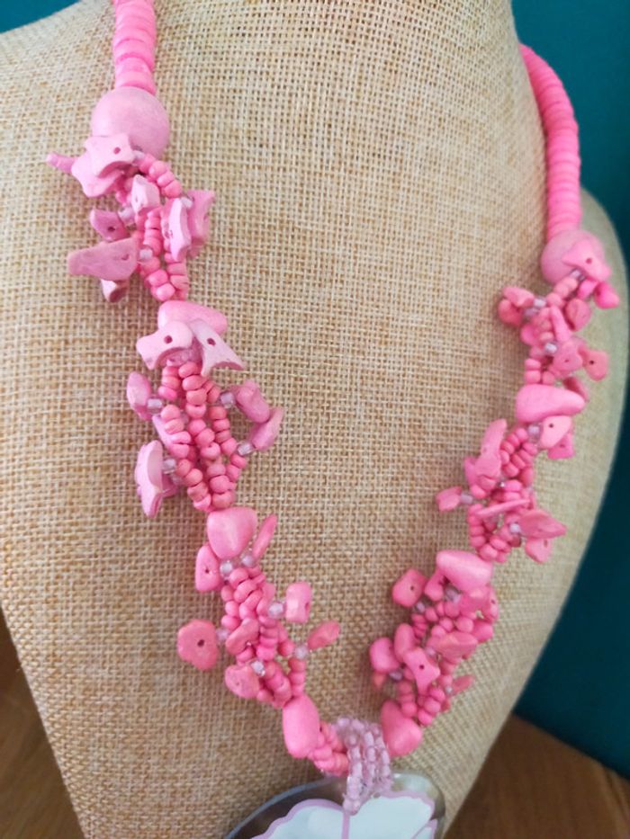 Collier ethnique rose vif en perles naturelles + grand pendentif floral nacré - photo numéro 9