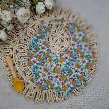 Bavoir forme fleur motif fleurie