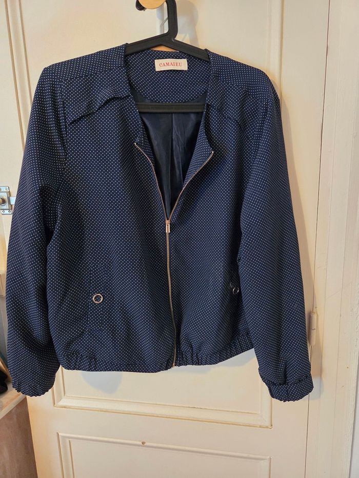 Veste courte bleue à petit pois blanc