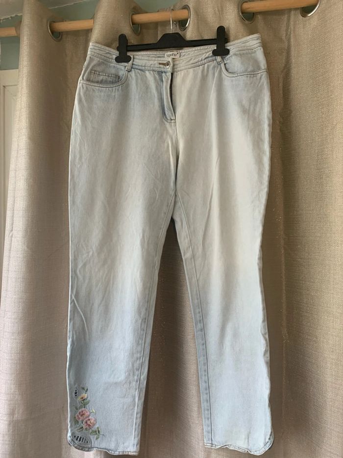 Jeans clair taille haute avec détail fleurs