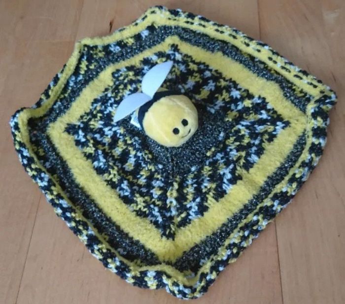 Doudou abeille au tricot