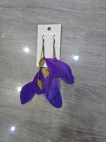 Paire de boucles d'oreilles plumes violettes neuves