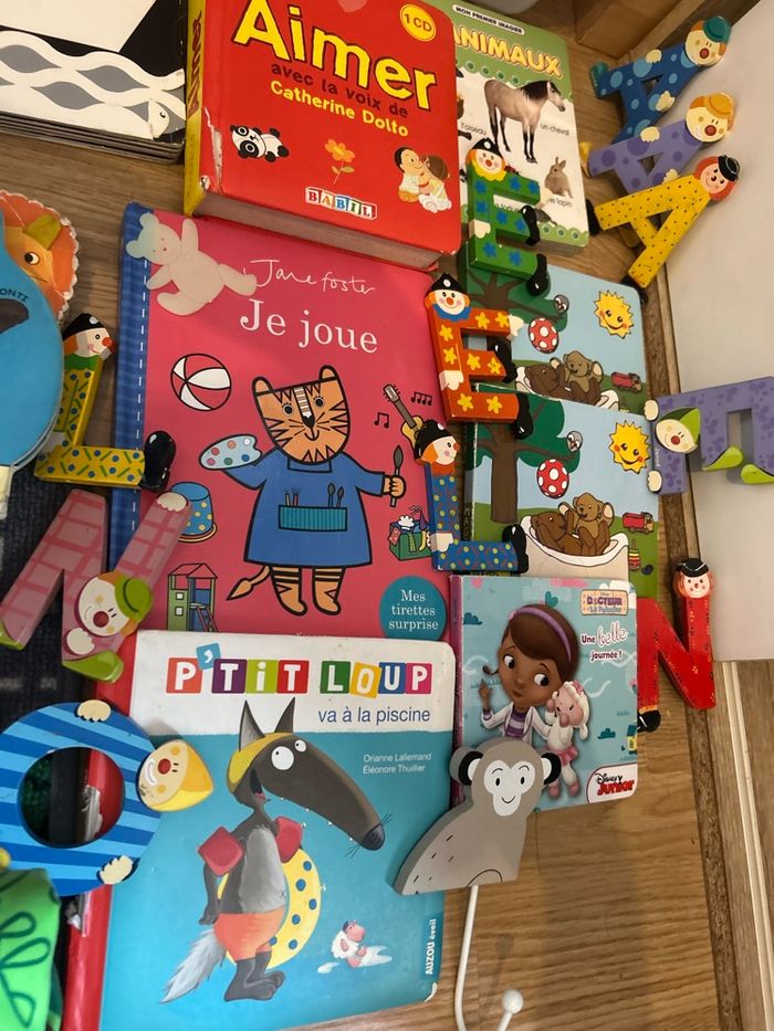 Mot 6/12 mois livres cartonnés décoration et quelques vêtements - photo numéro 3