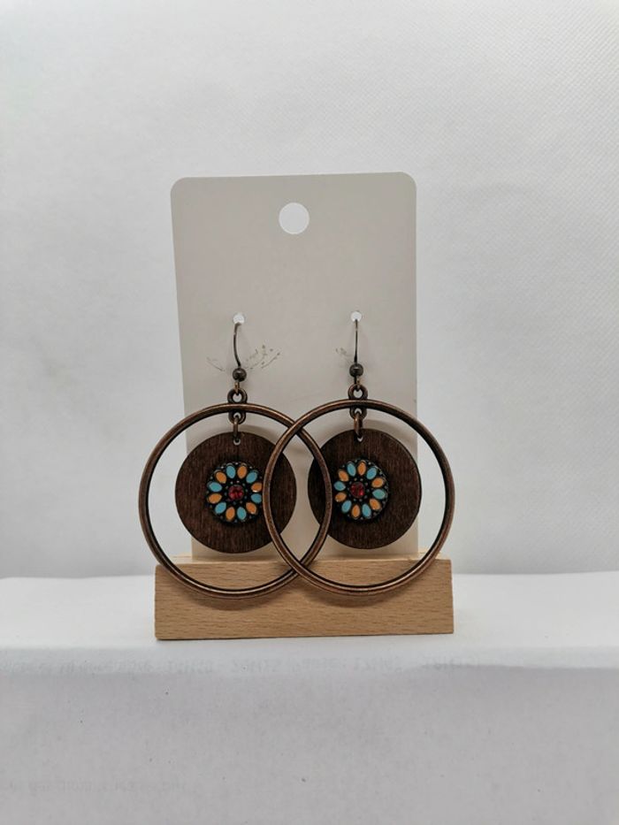 Paire de boucles d'oreilles en zinc médaillon fleuri et bois