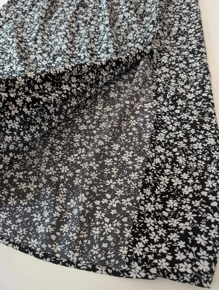 🌸 Jupe noire à fleurs Shein – 10 ans - photo numéro 6