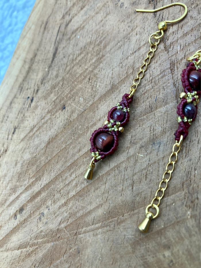 Boucles d’oreilles pendantes dépareillées macramé pierre Œil de Taureau, Grenat - photo numéro 3
