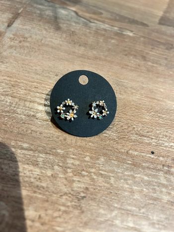 Boucles d’oreilles fleuries Neuve