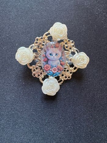 Broche chaton romantique naïf avec fleurs 