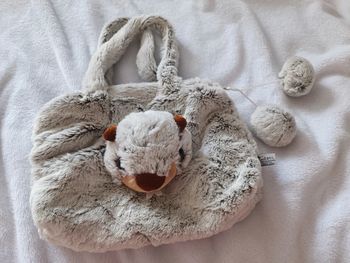 Petit sac en fourrure tout doux avec tête d'animal marmotte/castor ? 😂