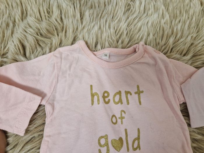 Deux hauts taille 1 mois comme neuf porté quelques fois - photo numéro 2