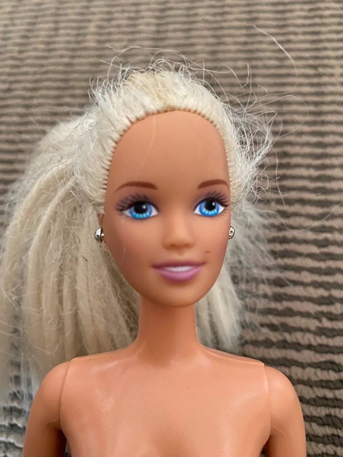 Barbie blonde avec boucles d’oreilles