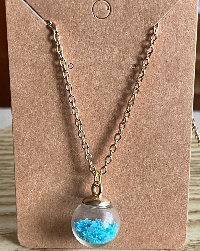 Collier boule bleu