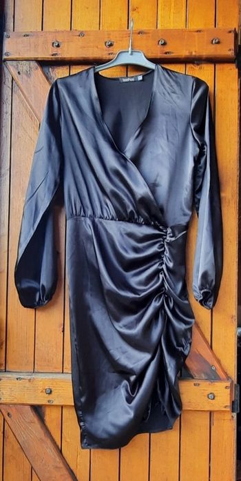 Robe noire satin boohoo 34