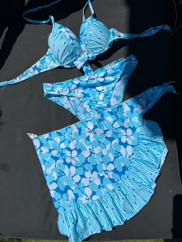 Neuf lot de 2 maillots de bain 2 pièces + paréos taille L - photo numéro 10
