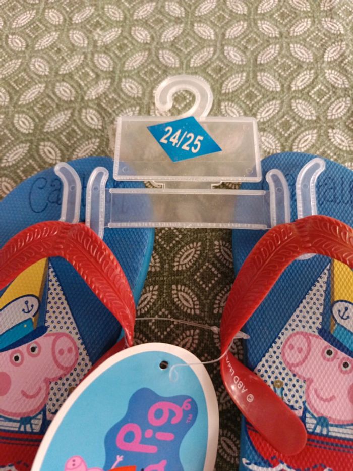 Paire de claquettes neuves Peppa pig taille 24/25 - photo numéro 5
