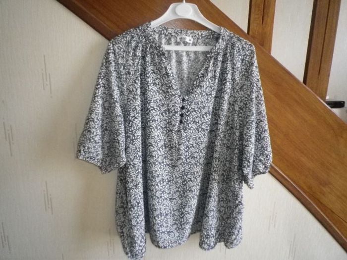 BLOUSE MOTIF FEUILLES