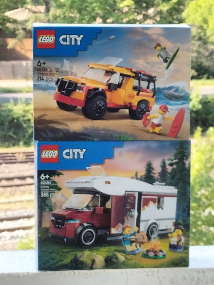 Lego city le véhicule de secours de la plage et le camping car d'aventure