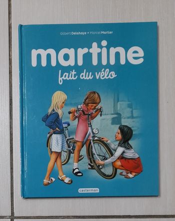 Livre Martine fait du vélo 
1ère page de couverture marquée (voir photo) mais intérieur en excellent état