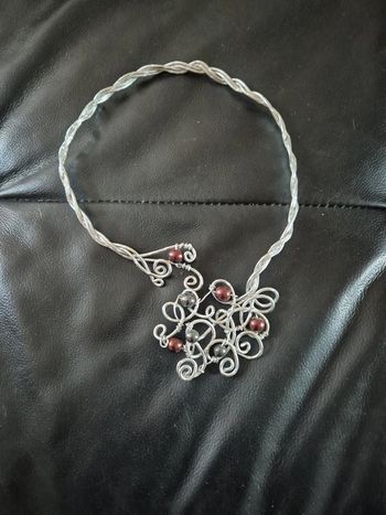 collier ras de cou en aluminium