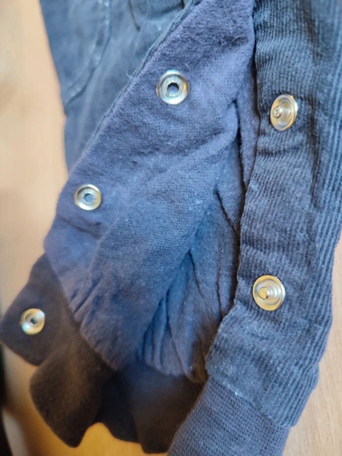 Lot salopette Les bébé sont comme ça + gilet Canari Baby + t-shirt manches longues Boboli en 9M - photo numéro 4