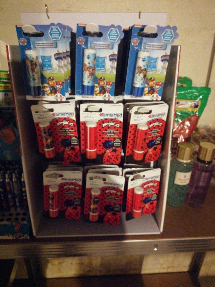 Baumes a lèvres enfants avec présentoir