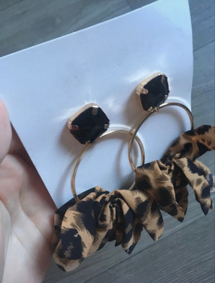 Créoles à froufrous  NEUVES avec étiquette femme couleurs marron et noir - photo numéro 7