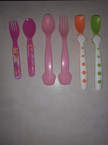 Lot différentes cuillères plastique bébé