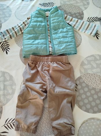 Ensemble avec doudoune sans manche taille 12 mois