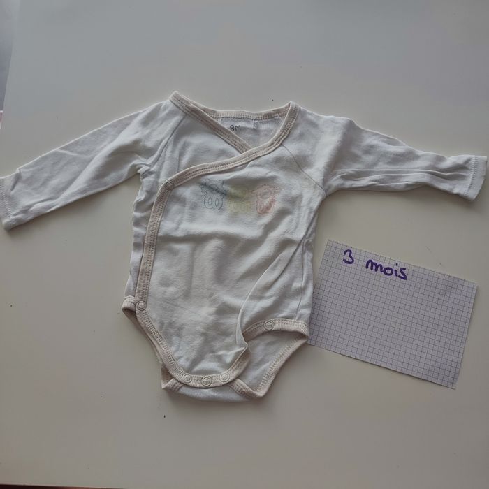 Lot bodies, T shirt manches longues , gilet 3 mois - photo numéro 2